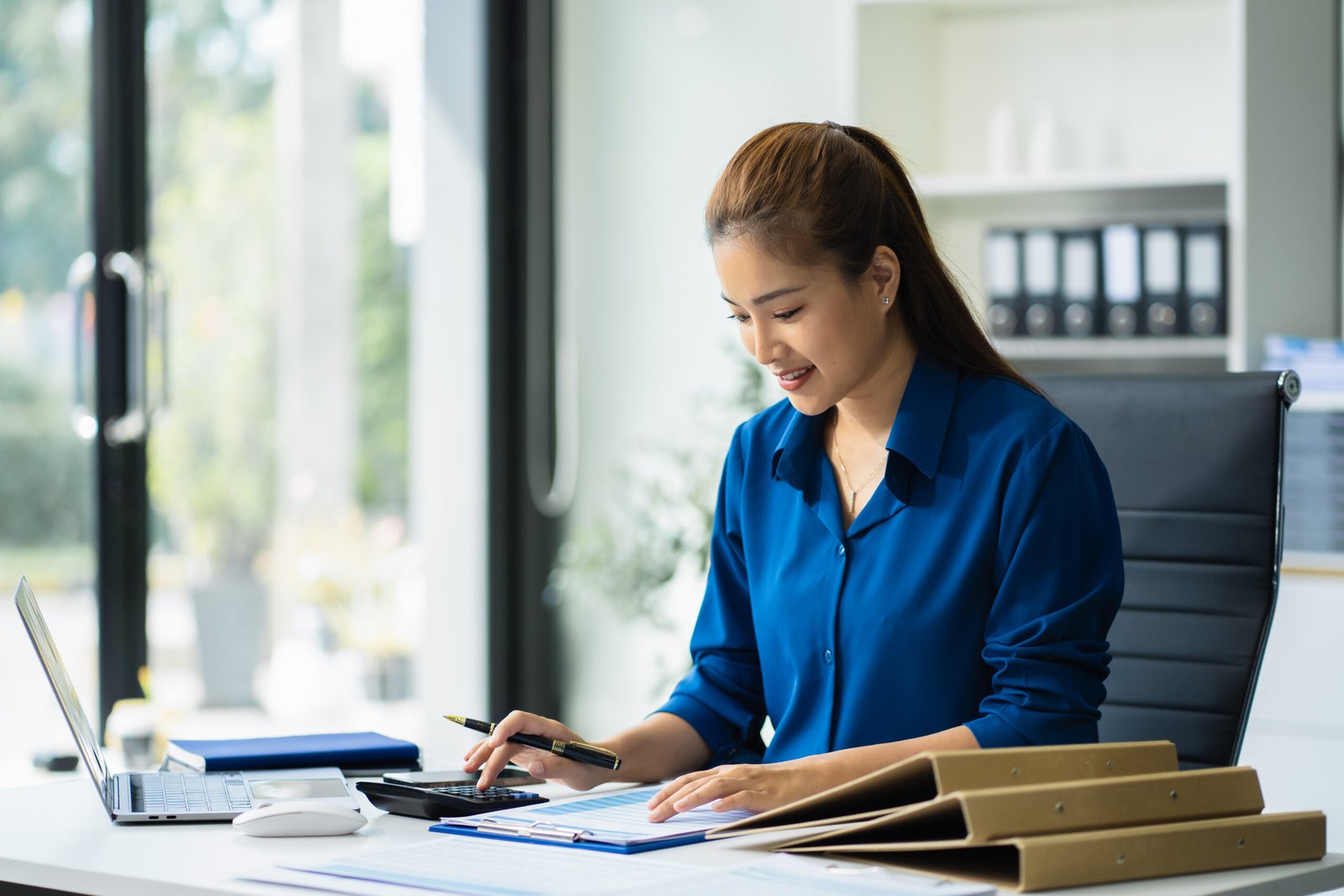 business-woman-doing-finances-and-calculate-on-des-2026-01-08-01-59-52-utc